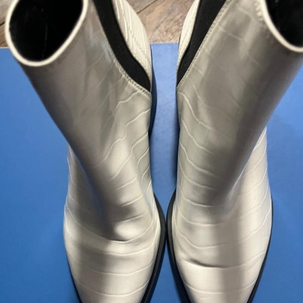 Steve madden  audience white boot size 7 1/2